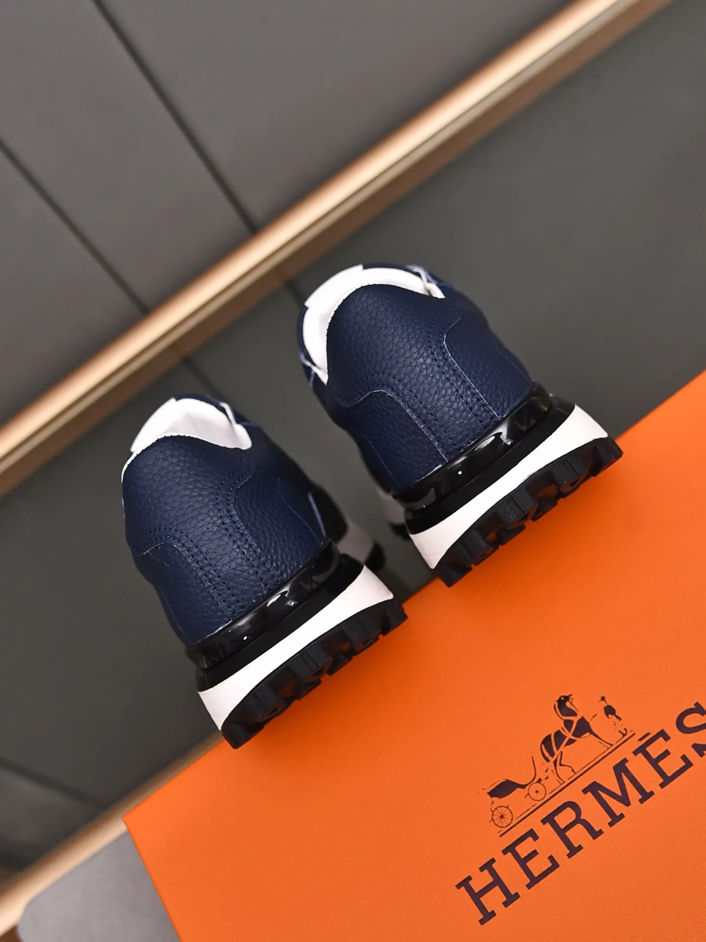 📛📛📛PPP440 (Hermes)🆕Men's color-blocked sneakers with textured calfskin details. Spliced ​​with original cowhide, this shoe draws inspiration from the equestrian world, integrating technical details and practical functions. Breathable sheep lining, original combination outsole, high-end quality, and every detail is perfectly combined! Size: 38-44 (45 can be customized)
